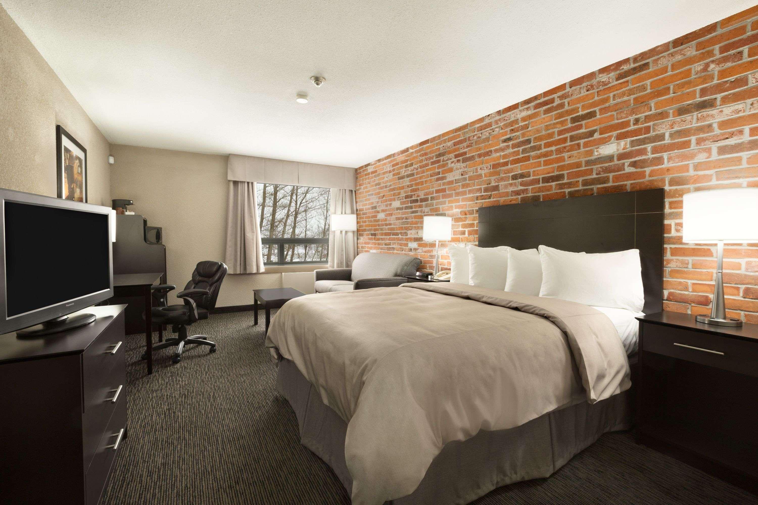 Super 8 By Wyndham Timmins On Hotel Exterior photo
